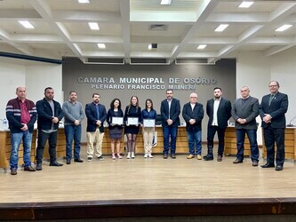 estudantes-e-professora-do-ifrs-receberam-homenagem-no-legislativo