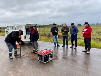 vereadores-acompanham-servicos-de-inspecao-na-pavimentacao-da-estrada-jose-de-oliveira-ouriques