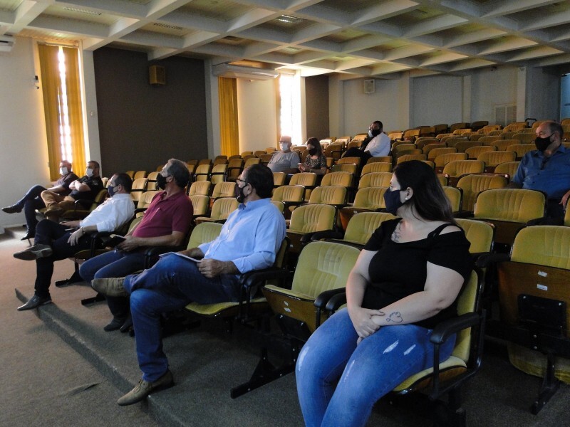 vereadores-e-assessores-participam-de-treinamento