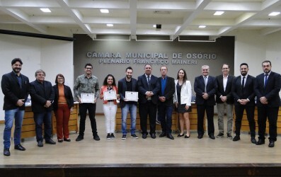 cia-de-teatro-yes-plim-recebe-votos-de-congratulacoes-na-camara