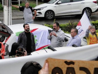 manifestantes-protestam-contra-cortes-na-educacao
