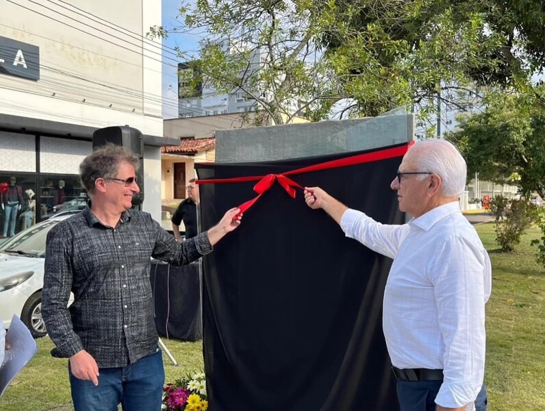 📌 Legislativo acompanha inauguração de totem em homenagem ao Professor Benito Izolan 3.jpg