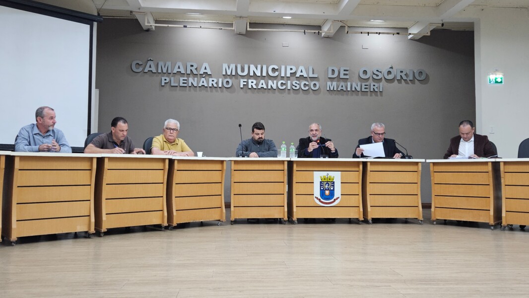 Autoridades na mesa.jpg