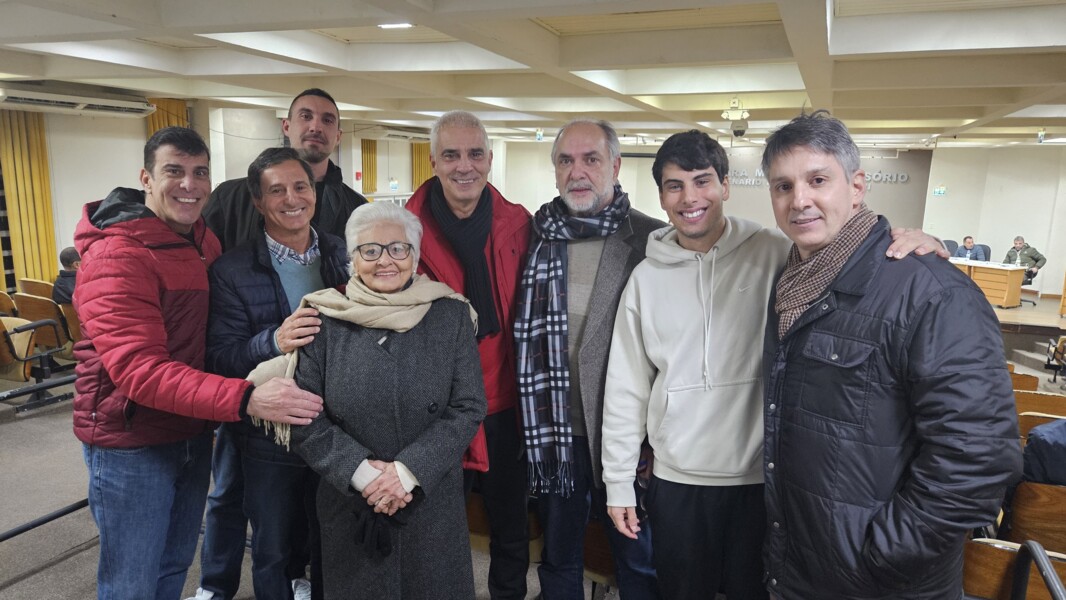 Família do homenageado Wilmar com o presidente Rossano.jpg
