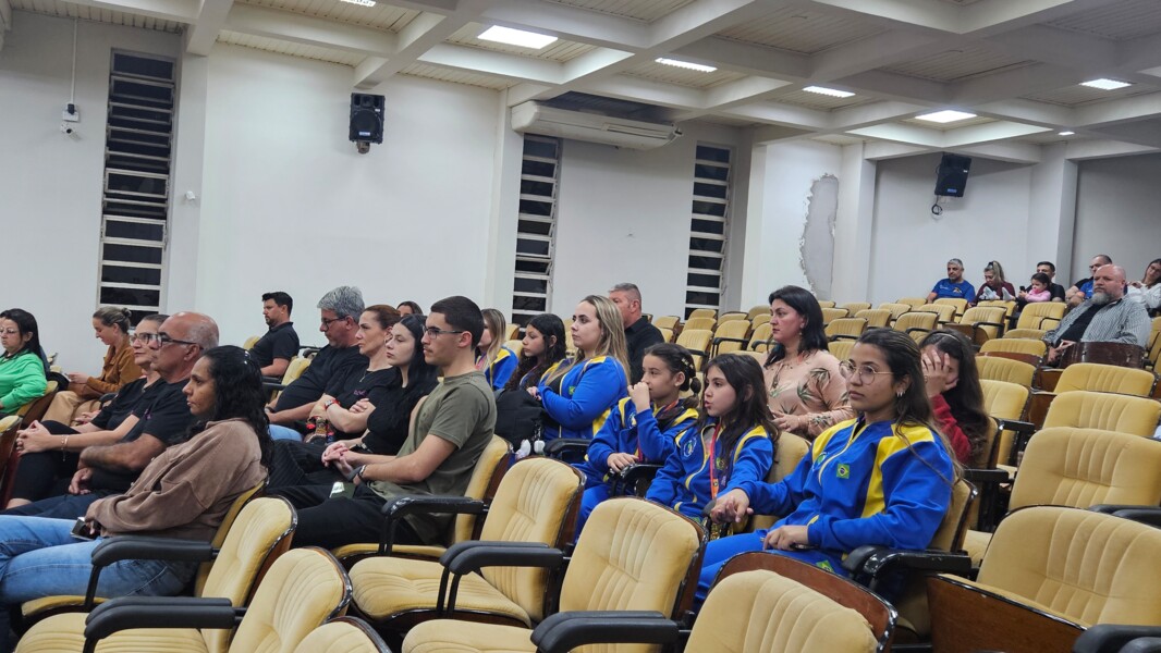 Homenagedaos e comunidade durante sessão.jpg