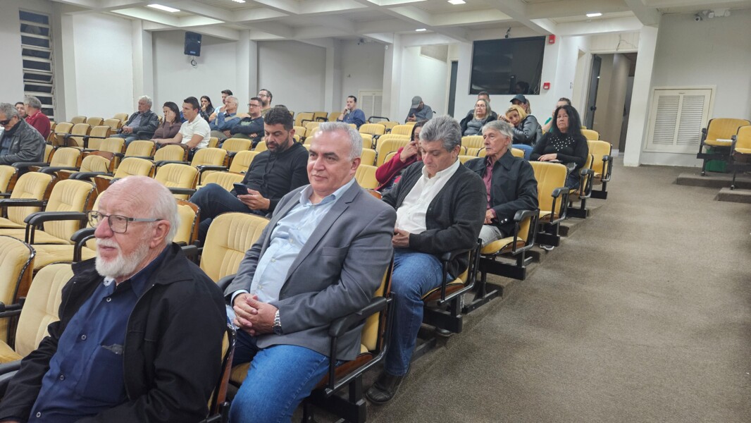 Público variado prestigiando.jpg