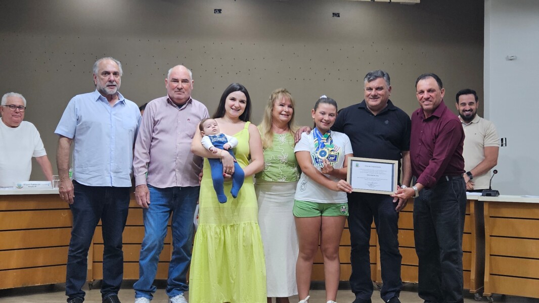 Entrega da homenagem para Alice.jpg