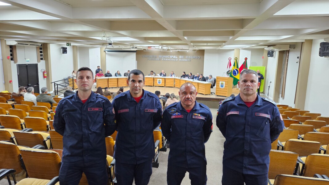 Tenente com integrantes do Corpo de Bombeiros.jpg