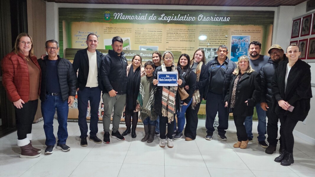 Vereador Fernando com familiares da homenageda.jpg