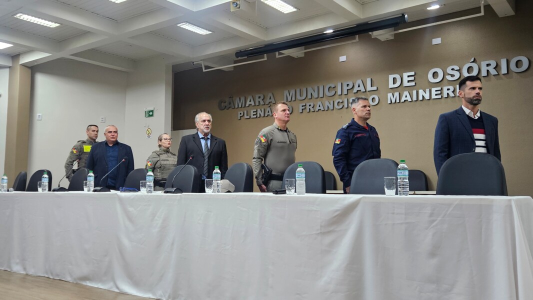 Autoridades e presidente.jpg